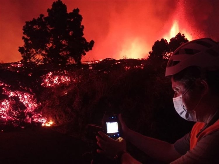 Las coladas de lava en La Palma bajan a 1.075 º C