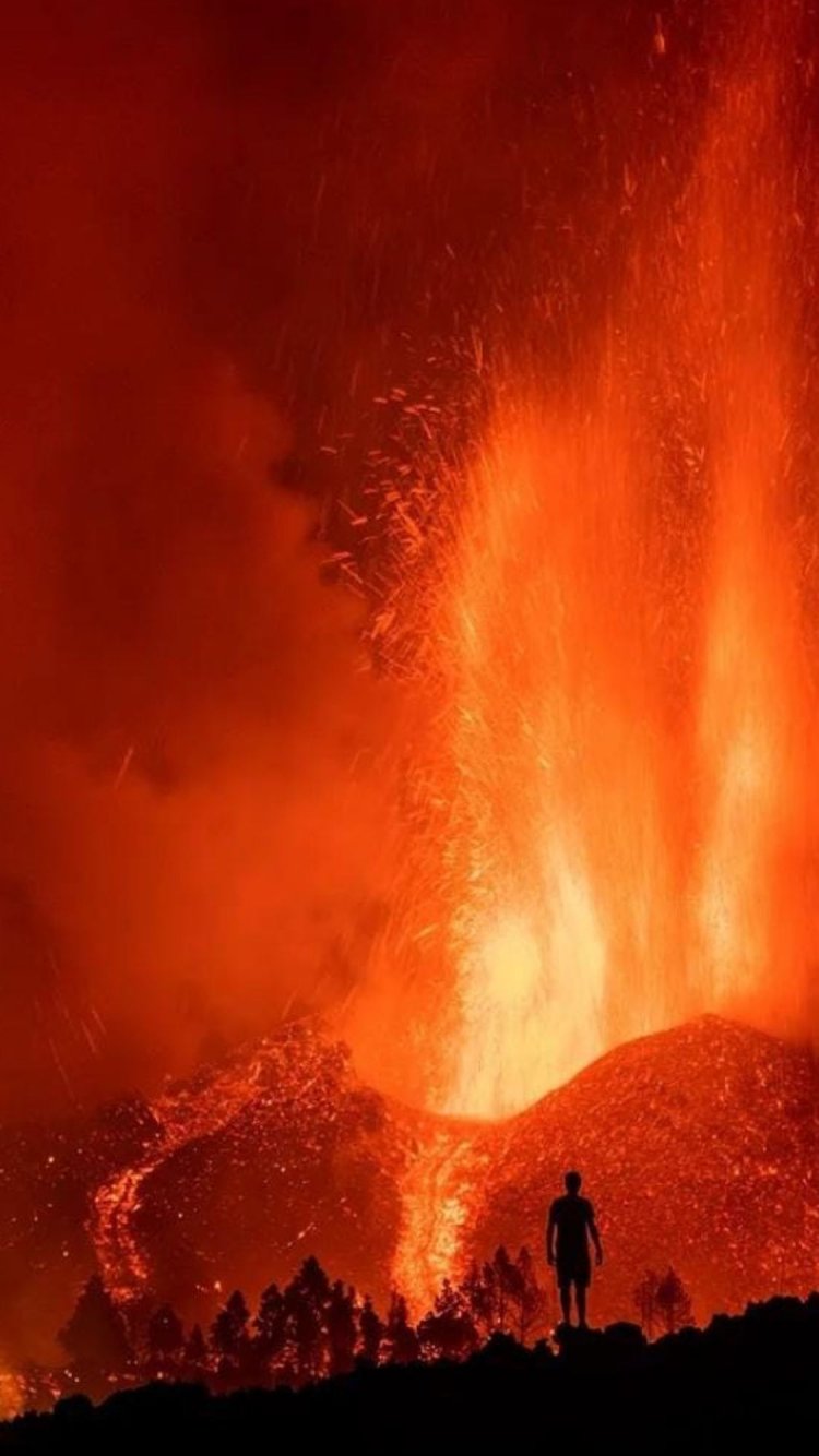 La erupción tiene dos fisuras separadas por 200 metros y ocho bocas