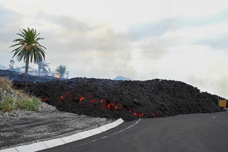 La lava llega al principal núcleo de pescadores de La Palma