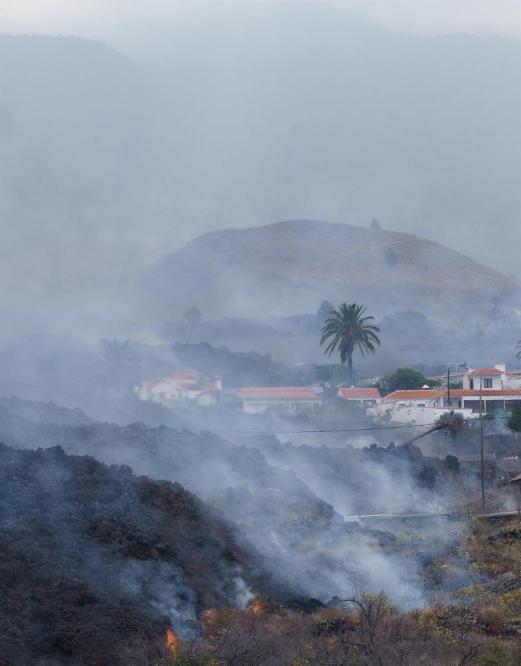 Casi 200 viviendas desaparecen bajo un muro de lava