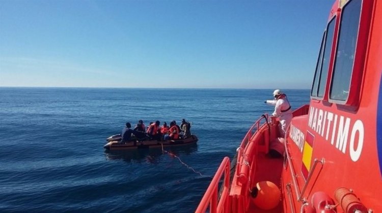 Rescatado un cayuco en Canarias con 48 ocupantes, entre ellos un fallecido