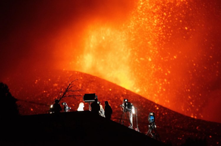 La erupción entra en una fase más explosiva, tras arrasar 240 hectáreas