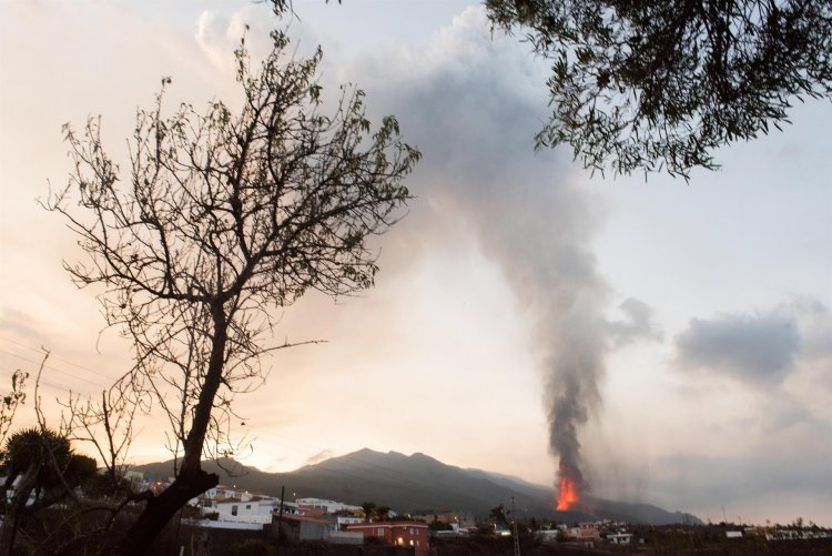 Los bomberos se retiran de Todoque por el aumento de explosiones y piroclastos