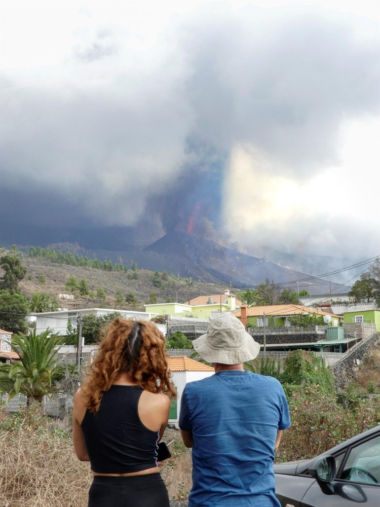 Nuevas bocas y una mayor explosividad obligan a más evacuaciones en La Palma