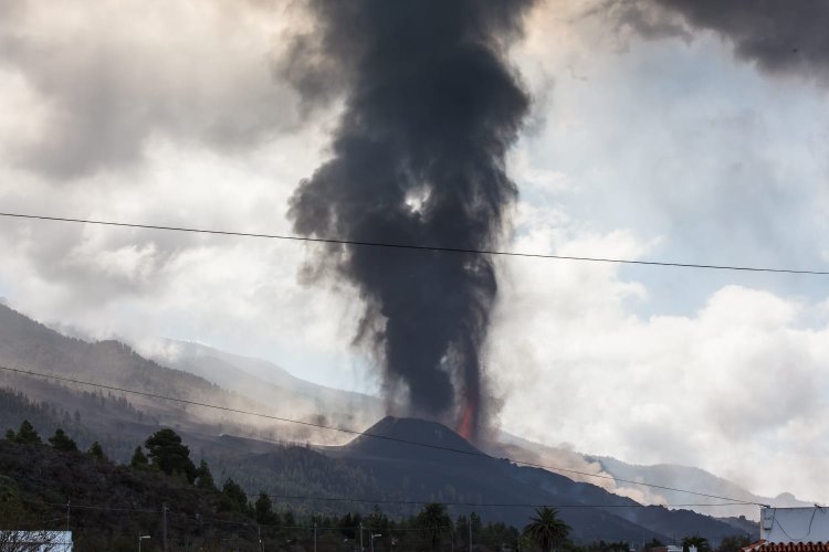 El volcán de La Palma mantiene cuatro centros emisores y dos coladas