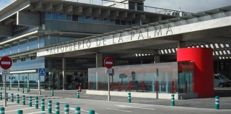 El aeropuerto de La Palma recupera la operatividad tras limpieza de ceniza