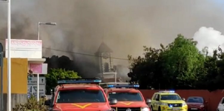 La lava entra de nuevo en Todoque y derriba la iglesia y el centro de salud