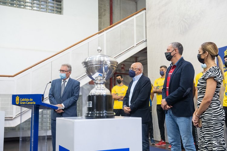 El Cabildo de Gran Canaria homenajea a los campeones de la Supercopa de Voleibol