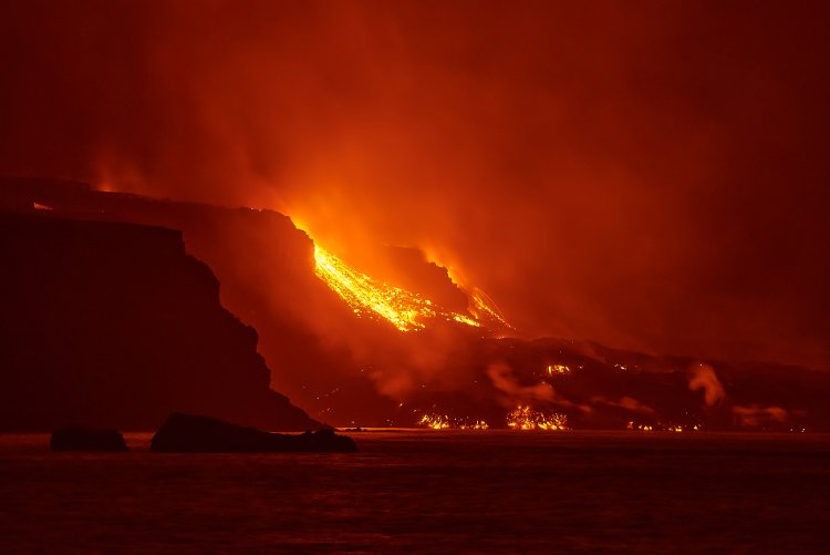 La erupción de La Palma sigue 15 días después con 'toda su potencia'