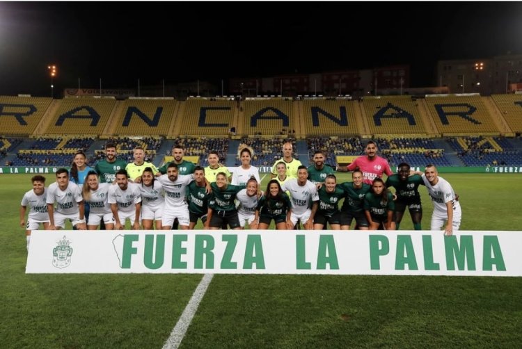 El fútbol canario se vuelca con La Palma en un partido amistoso mixto pionero