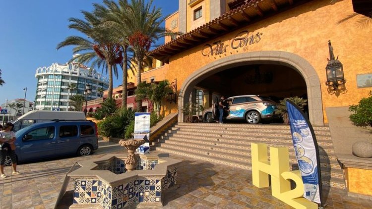 Turistas de vacaciones en Tenerife prueban los primeros coches de hidrógeno de la isla