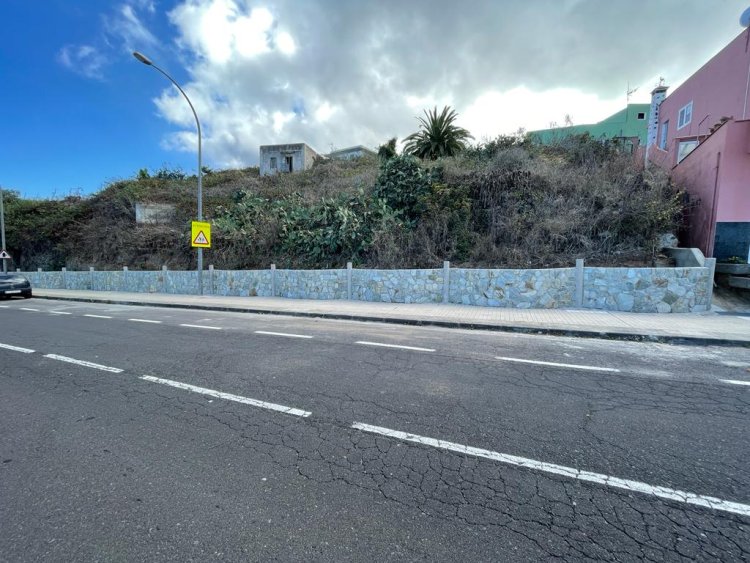 En San Juan de la Rambla, un nuevo muro de contención mejora la seguridad del tramo escolar de Los Quevedos