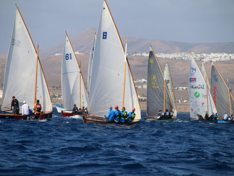 Los barquillos de 5 metros se disputan el Trofeo Calero Marinas en la bahía de Arrecife