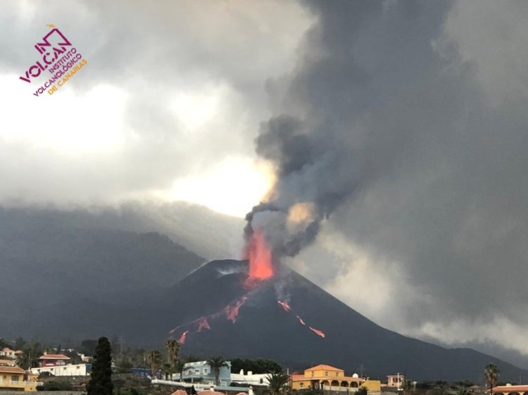 El cono secundario del volcán de La Palma empieza a emitir lava