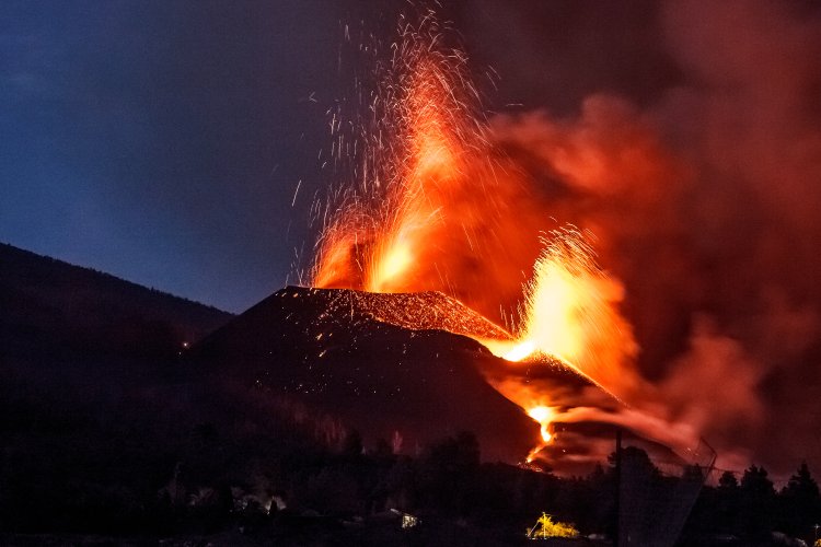 Casimiro Curbelo plantea bombardear el volcán de La Palma para reconducir la lava