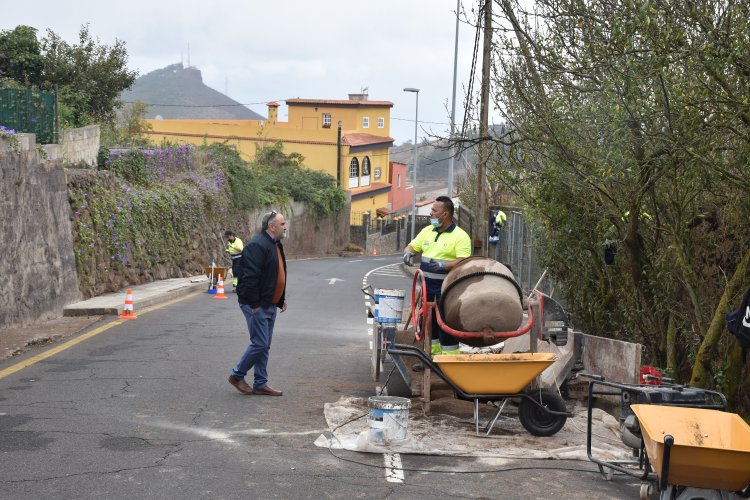 Trabajadores del Plan de Empleabilidad de El Rosario mejoran las vías públicas en Lomo Pelado