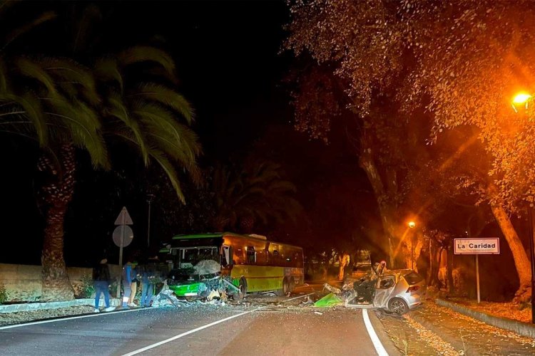 Un joven fallecido en el choque de un coche y una guagua en el norte de Tenerife