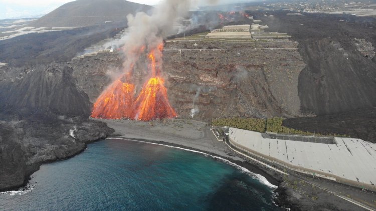 La lava alcanza el acantilado de Los Guirres y se sitúa a escasos metros del mar