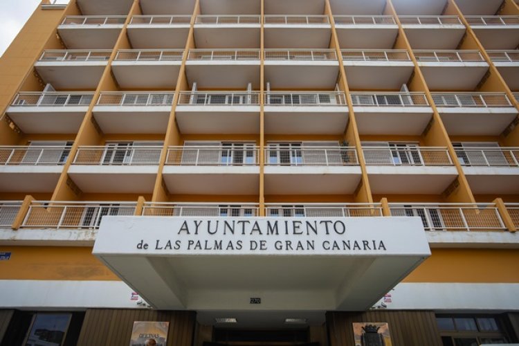 El alcalde de Las Palmas destituye a su jefe de gabinete por un presunto caso de acoso sexual