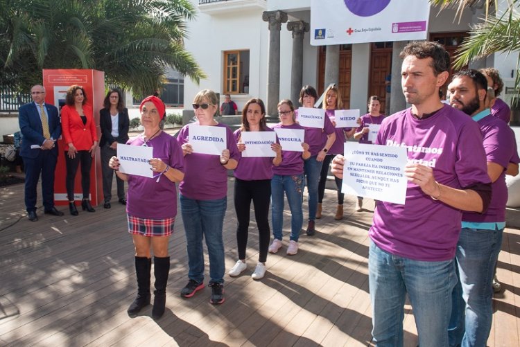 Instalan 600 puntos violeta contra violencia machista en bibliotecas canarias