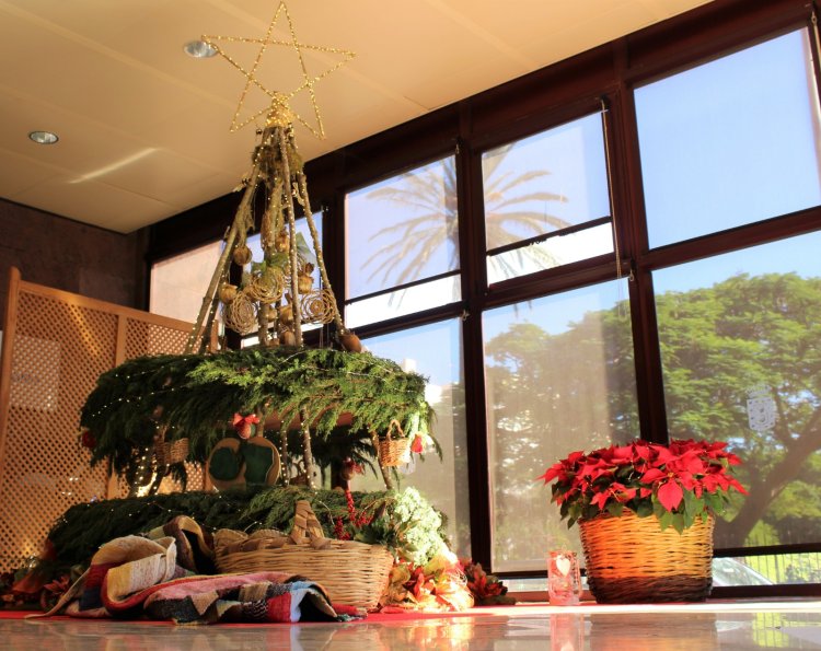 La Gomera inaugura su árbol de Navidad con referencias al Garajonay y la isla de La Palma