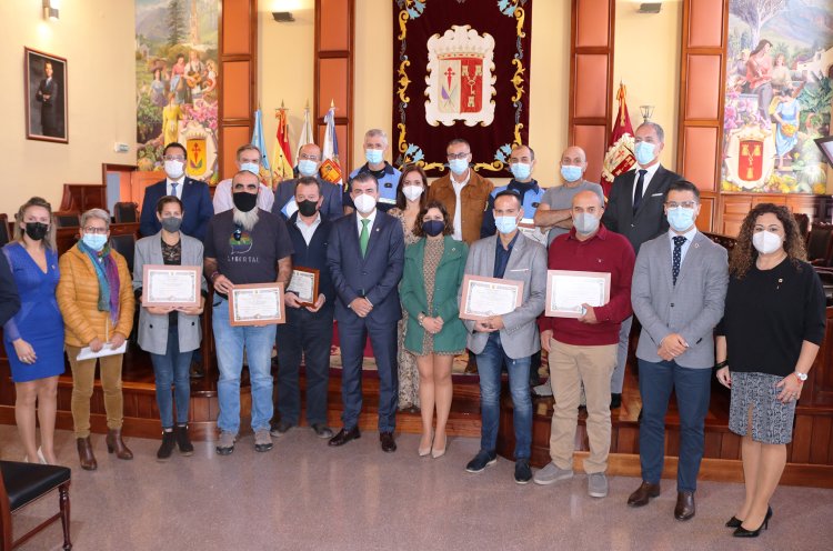 Los Realejos reconoce con medallas al mérito a dintisto personal municipal