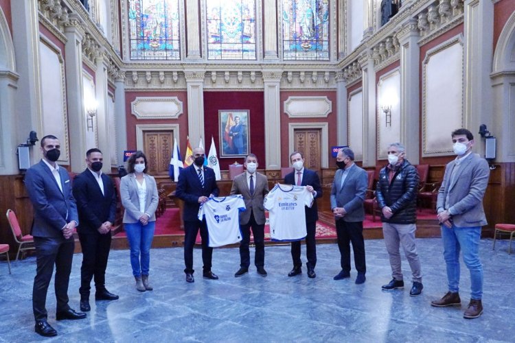 Santa Cruz de Tenerife recibe a las leyendas del CD Tenerife y del Real Madrid CF
