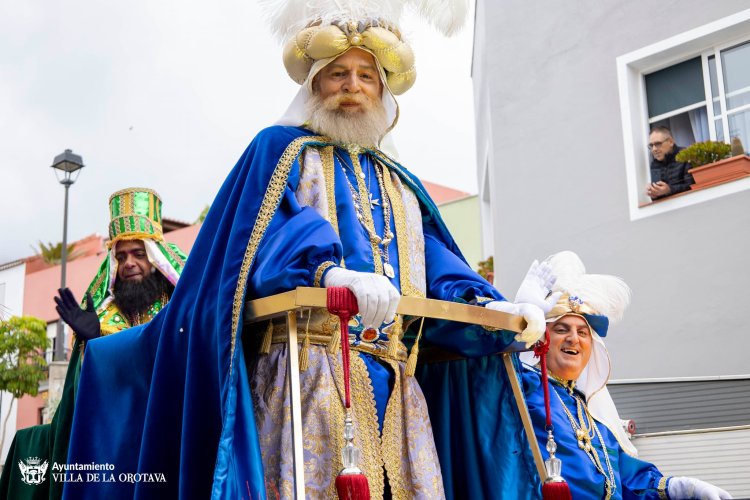 La Cabalgata de Reyes de la Orotava fue un paseo real cargado de mucha ilusión