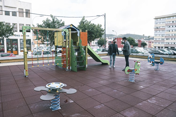 La Laguna renueva la imagen de dos parques infantiles con nuevos juegos y pavimento de seguridad
