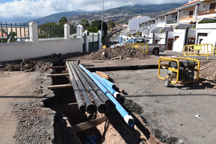 La obra de la nueva red de agua de Radazul Bajo completa los primeros 400 metros de tubería