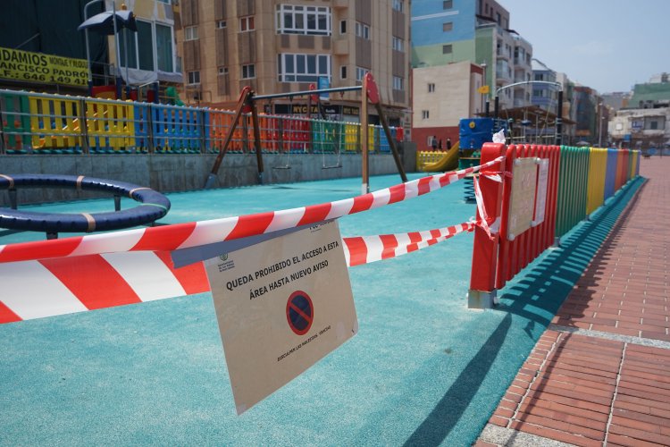 Las Palmas cierra parques infantiles y reduce aforo en sus playas por nivel 4