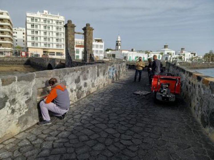 Arrecife elimina los grafitis del entorno del Castillo de San Gabriel y el Puente de las Bolas