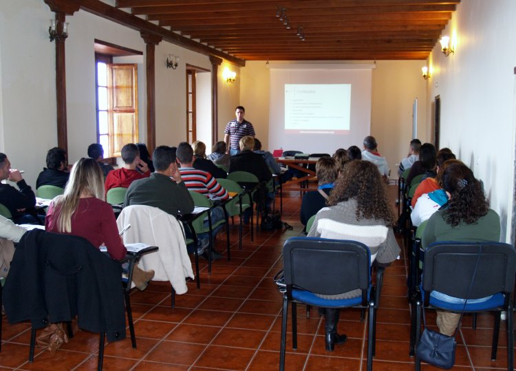 La Universidad Popular de San Juan de la Rambla programa dos cursos para el empleo