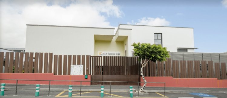 Evacúan un colegio en Tenerife tras el aviso de bomba de antivacunas