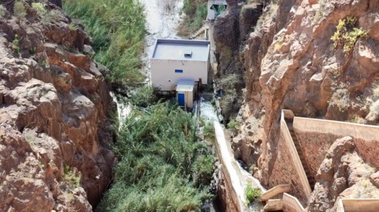 El Consejo Insular de Aguas repara una válvula de la presa de Ayagaures que provoca una pérdida de agua