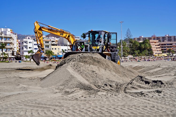 Arona acondiciona y sanea la arena de la Playa de Los Cristianos