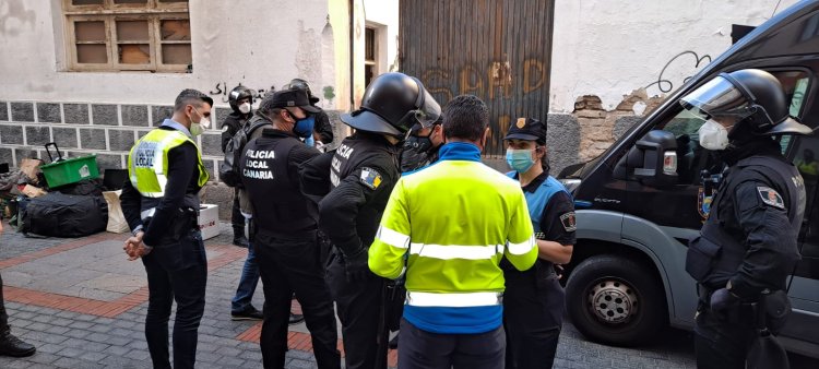 La Policía Local de Las Palmas 'desokupa' la antigua comisaría de la calle Miguel Rosas