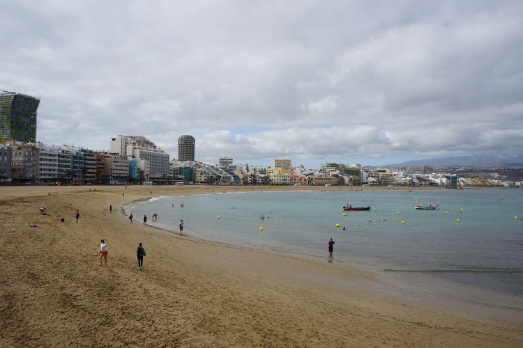 Las Palmas restablece el aforo en locales sociales, playas y espacios deportivos