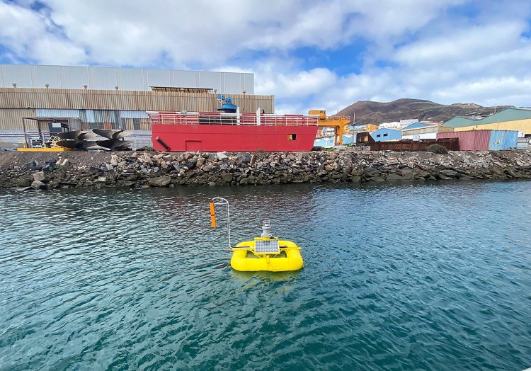 Una boya piloto con sensores vigila las manchas de hidrocarburos en el Puerto de Las Palmas