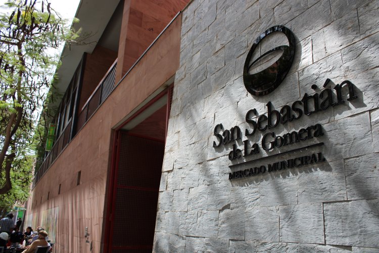 El Ayuntamiento de San Sebastián de La Gomera renueva la imagen de la entrada del Mercado Municipal