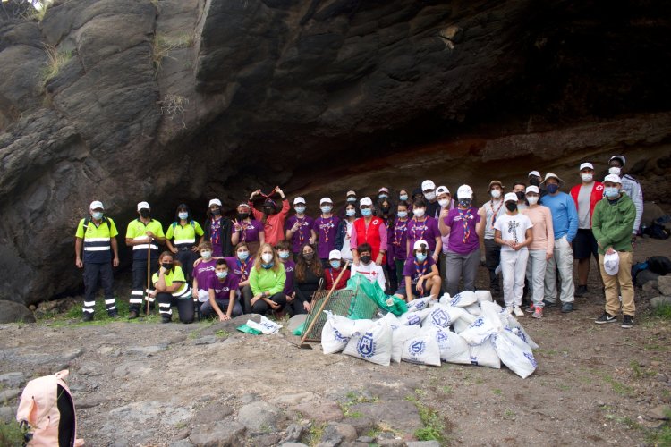 El voluntariado ambiental de Candelaria actúa en la Cueva de Añaco