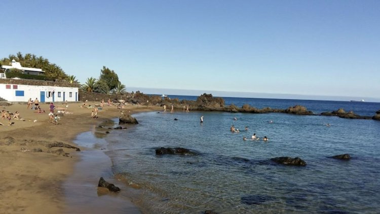 Un turista muere ahogado cuando se bañaba en una playa del sur Lanzarote