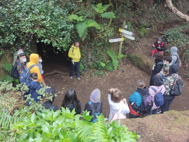 25 jóvenes de los barrios realizan una visita temática por los Montes de Anaga y Taganana