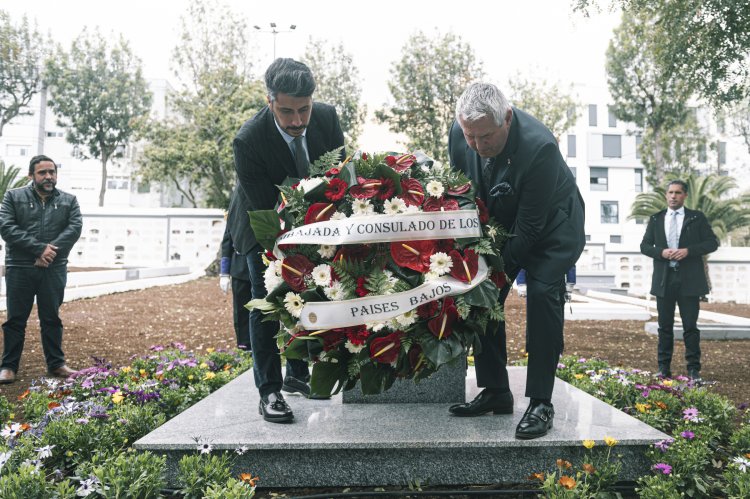 La Laguna recuerda a las víctimas del accidente aéreo de Los Rodeos con una placa en el cementerio de San Juan