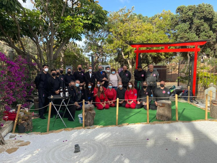 El jardín japonés del parque de San Juan cumple su primer aniversario descubriendo una placa conmemorativa