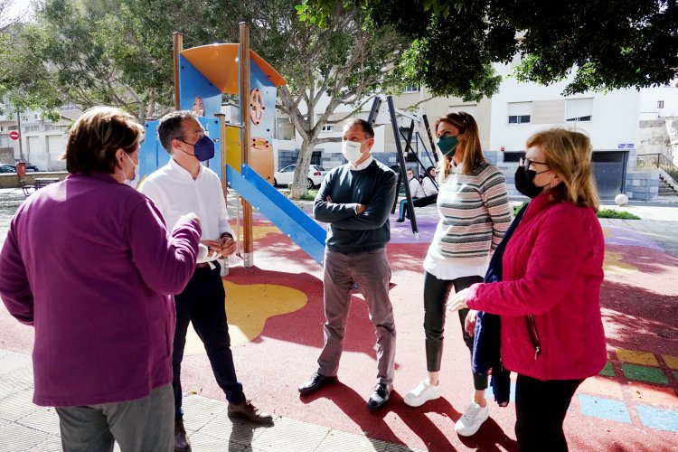 El Ayuntamiento renueva el parque de la plaza José Domingo Alberto González “Cheo”