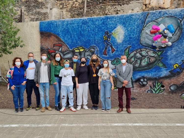 El IES José Frugoni Pérez inaugura un mural para concienciar sobre la contaminación de los plásticos en los mares