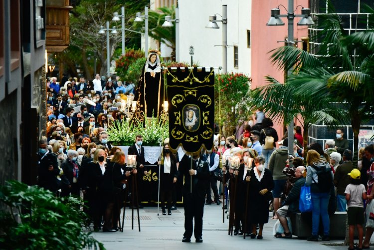 Puerto de la Cruz celebra la primera procesión de esta Semana Santa