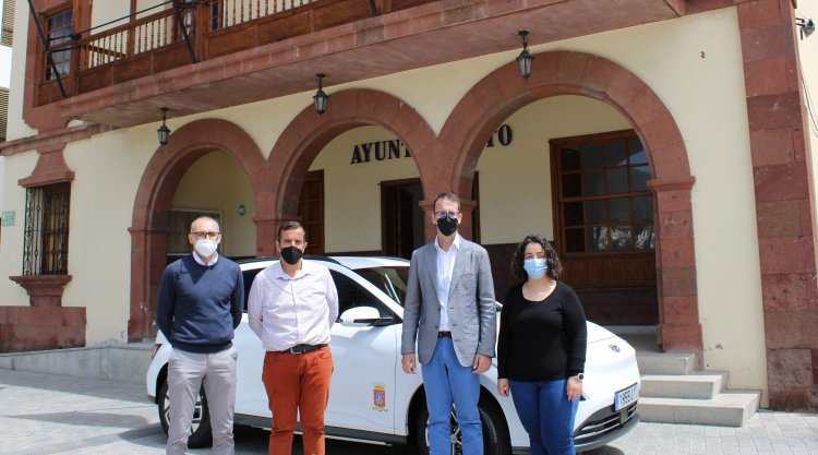 El Ayuntamiento de San Sebastián de La Gomera impulsa la movilidad sostenible con la adquisición de un nuevo vehículo eléctrico