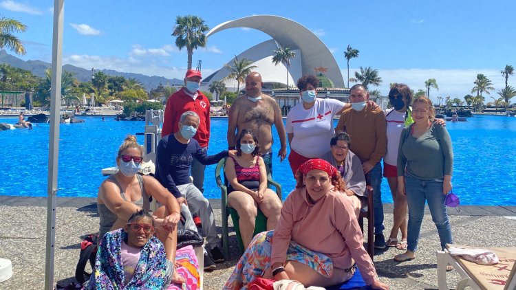 Santa Cruz de Tenerife inicia en el Parque Marítimo el baño adaptado para personas con discapacidad
